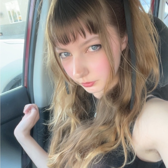 Meet your Posher, Hailey - Picture 3 of 9